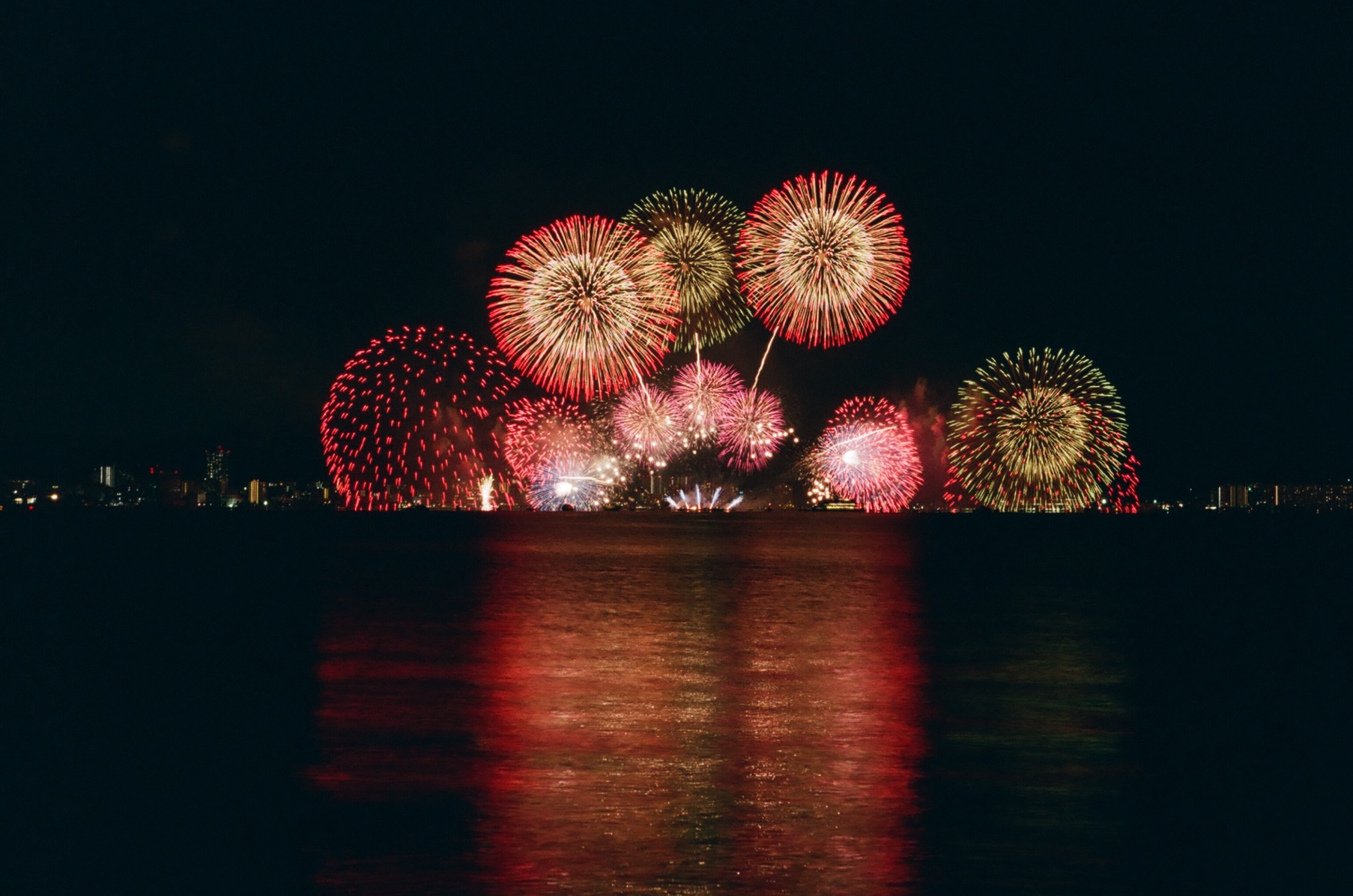 Golden Sands Hotel Creek_ New Year Fireworks Dubai